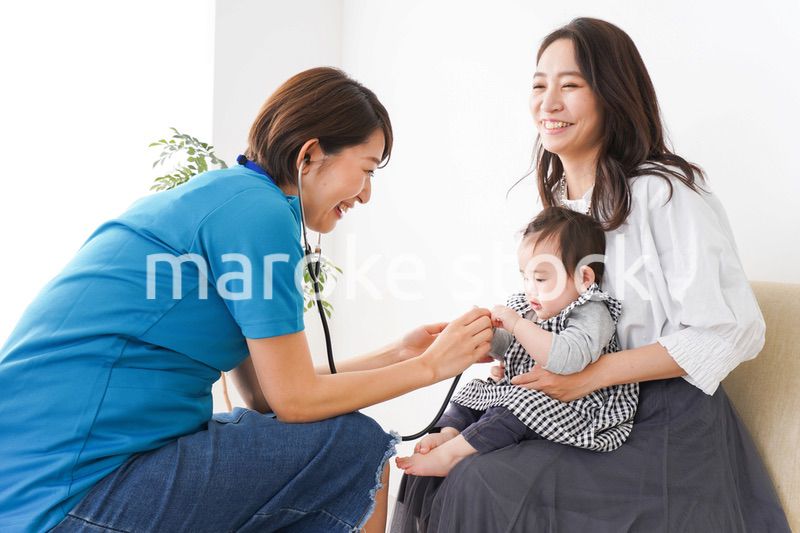 病院で診察を受ける赤ちゃん