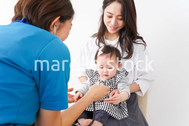 病院で診察を受ける赤ちゃん