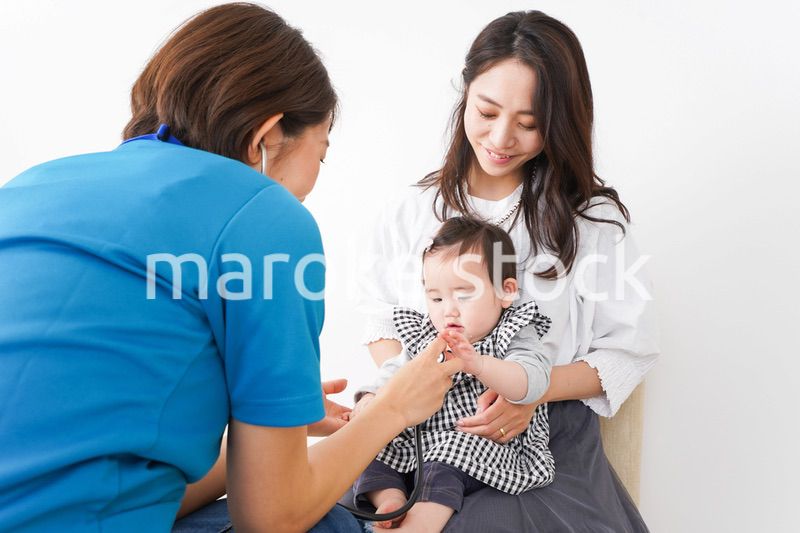 病院で診察を受ける赤ちゃん