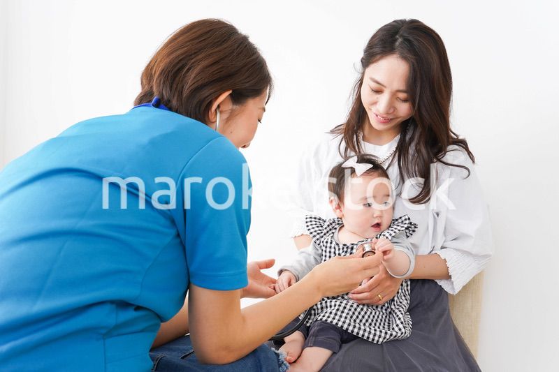 病院で診察を受ける赤ちゃん