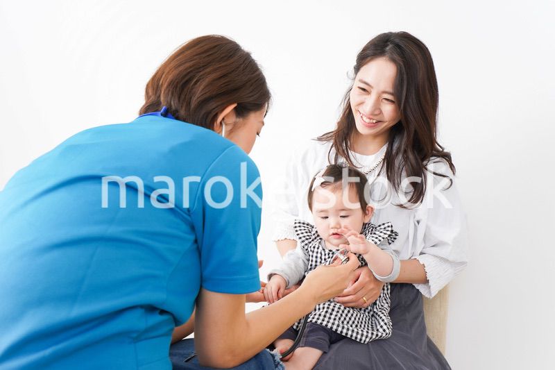 病院で診察を受ける赤ちゃん