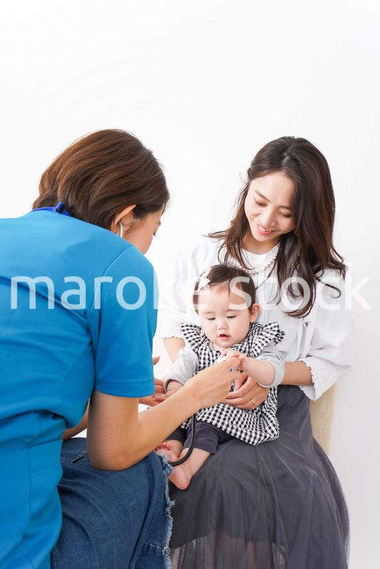 病院で診察を受ける赤ちゃん