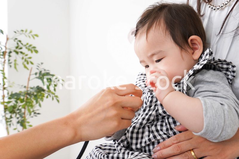 病院で診察を受ける赤ちゃん
