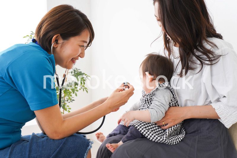 病院で診察を受ける赤ちゃん