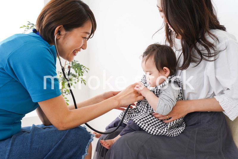 病院で診察を受ける赤ちゃん