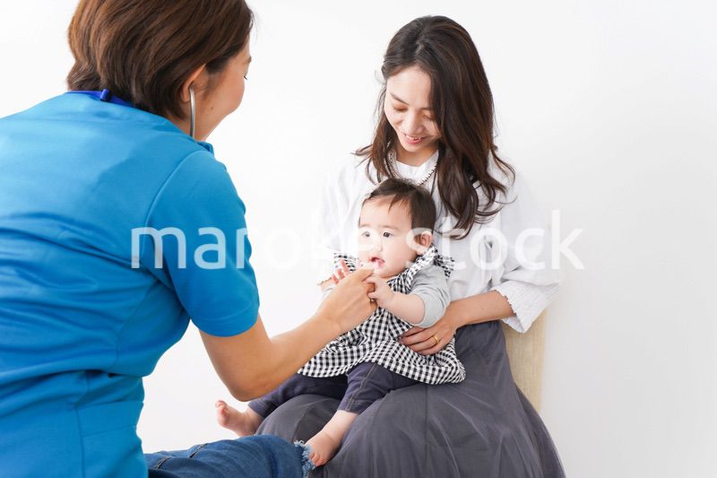 病院で診察を受ける赤ちゃん
