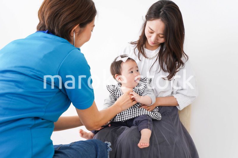 病院で診察を受ける赤ちゃん