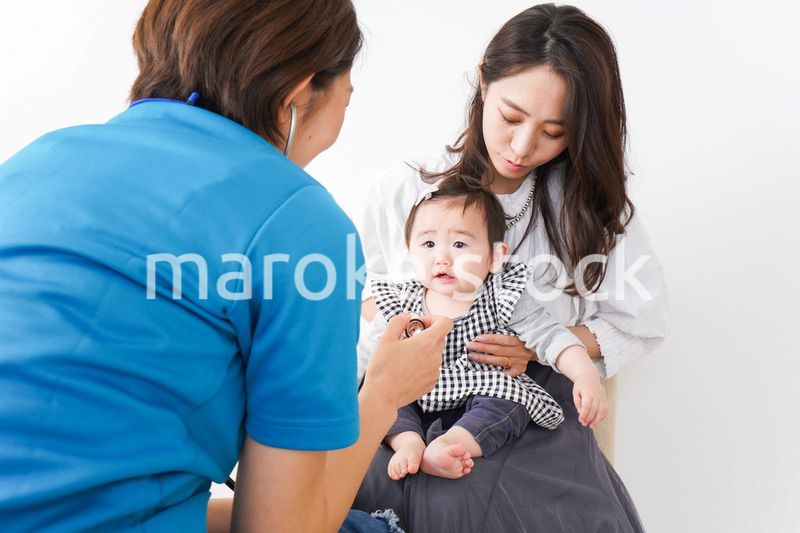 病院で診察を受ける赤ちゃん