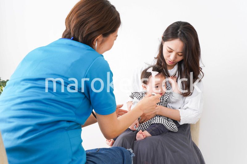 病院で診察を受ける赤ちゃん