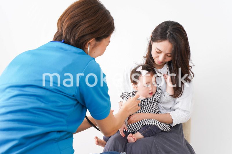 病院で診察を受ける赤ちゃん