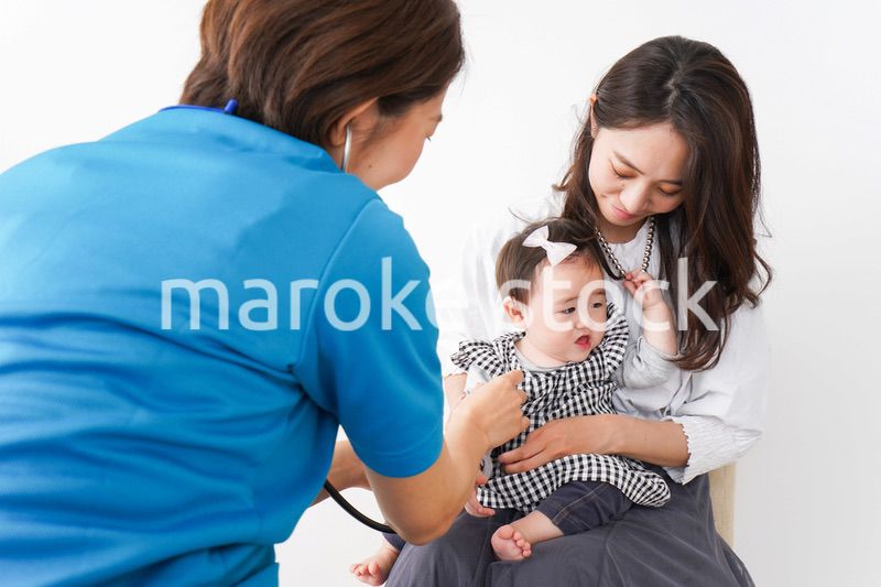 病院で診察を受ける赤ちゃん