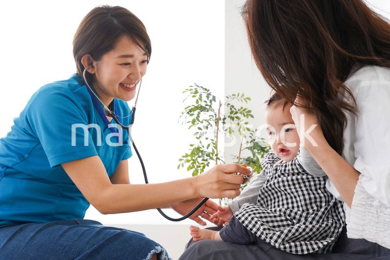 病院で診察を受ける赤ちゃん