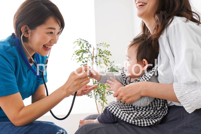 病院で診察を受ける赤ちゃん
