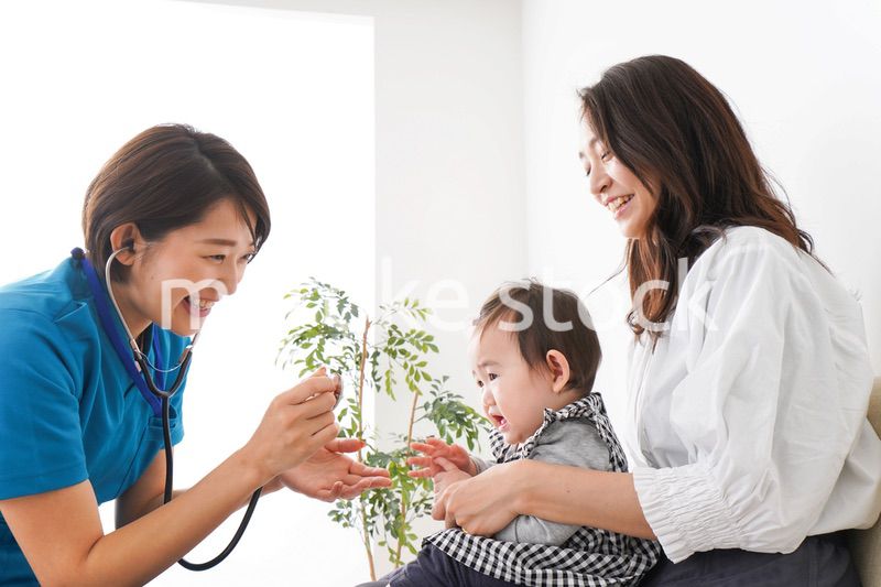 病院で診察を受ける赤ちゃん