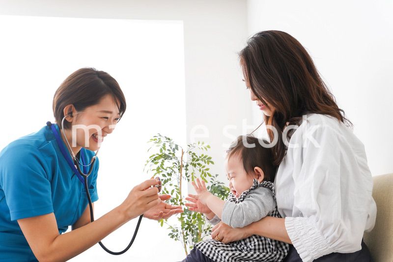 病院で診察を受ける赤ちゃん