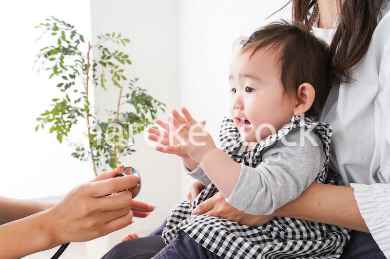 病院で診察を受ける赤ちゃん