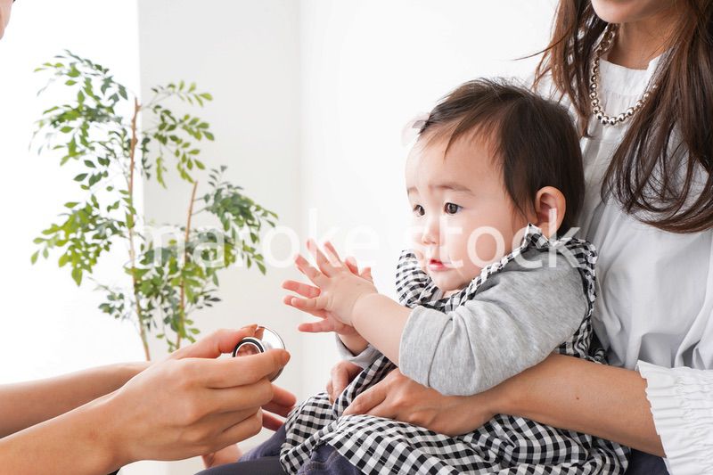 病院で診察を受ける赤ちゃん