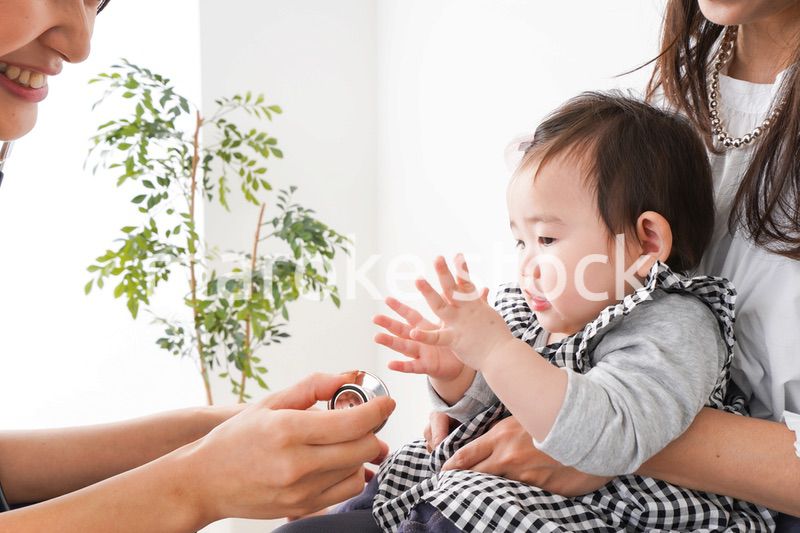 病院で診察を受ける赤ちゃん