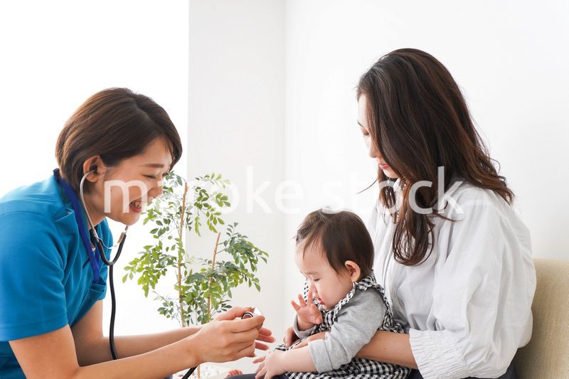 病院で診察を受ける赤ちゃん