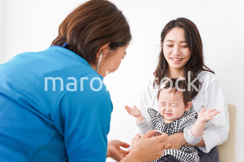 病院で診察を受ける赤ちゃん