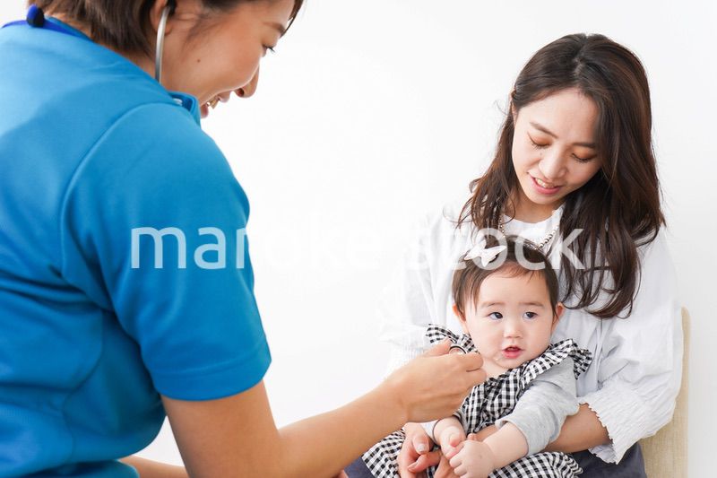 病院で診察を受ける赤ちゃん