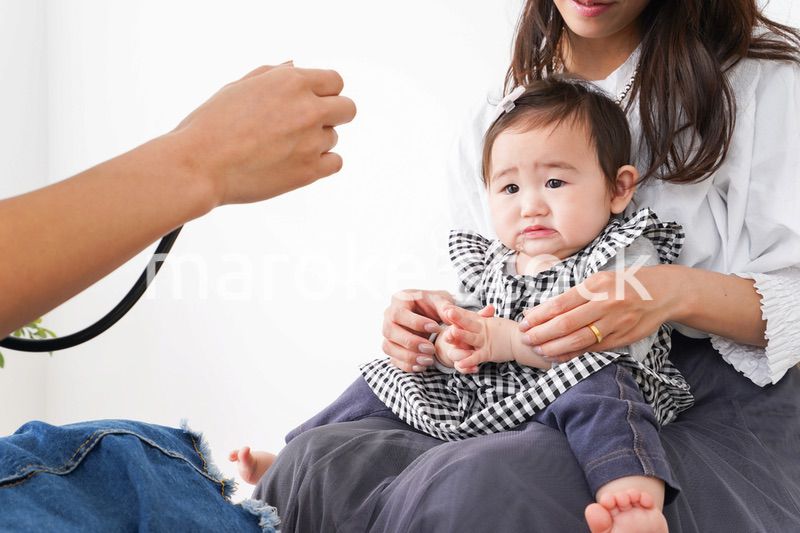 病院で診察を受ける赤ちゃん