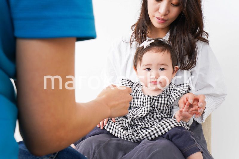 病院で診察を受ける赤ちゃん