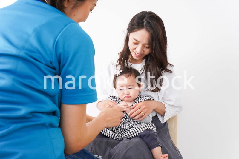 病院で診察を受ける赤ちゃん