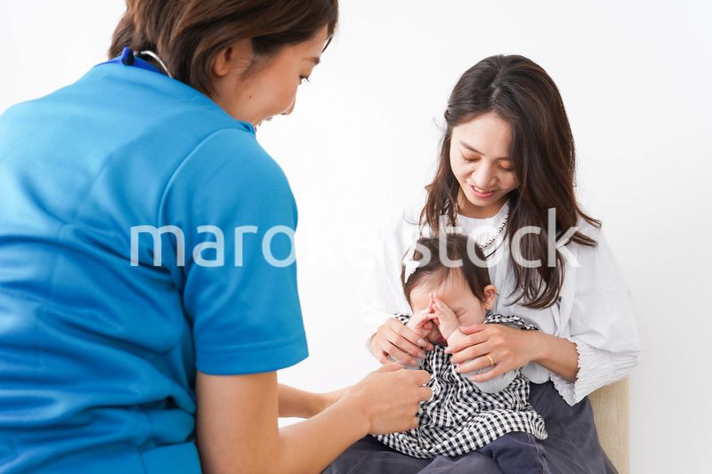 病院で診察を受ける赤ちゃん