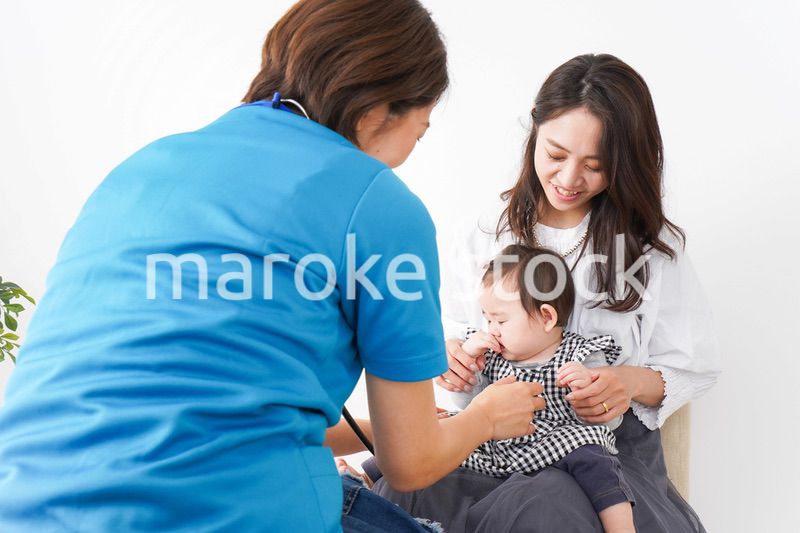 病院で診察を受ける赤ちゃん