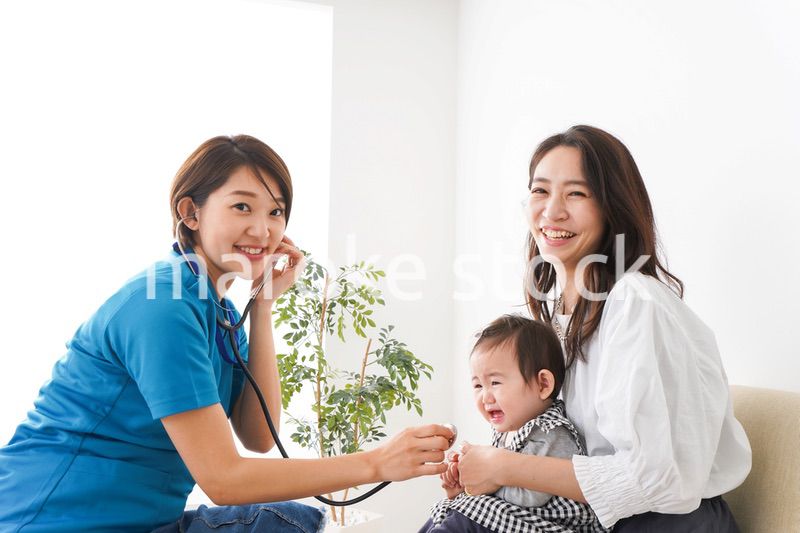 病院で診察を受ける赤ちゃん