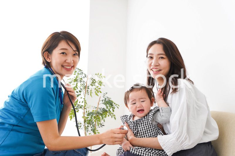 病院で診察を受ける赤ちゃん