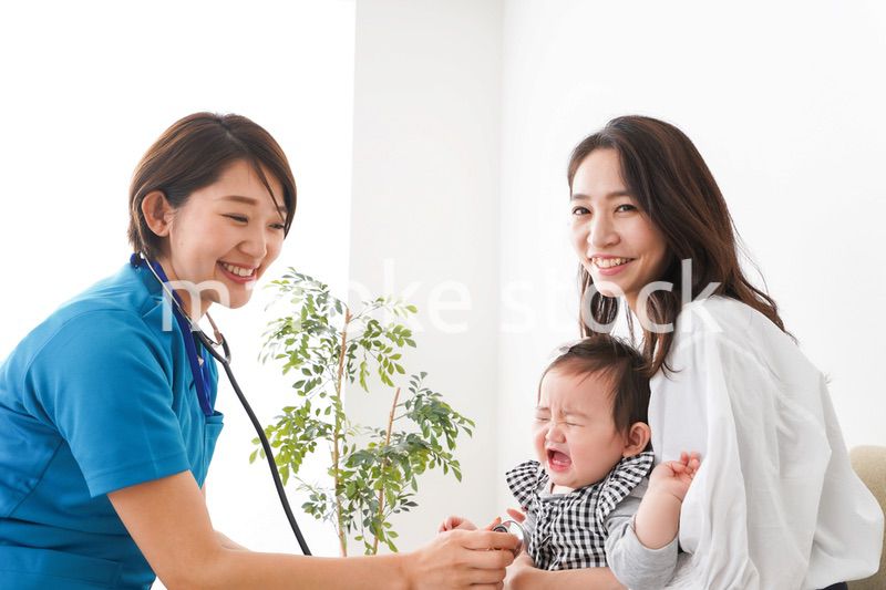 病院で診察を受ける赤ちゃん