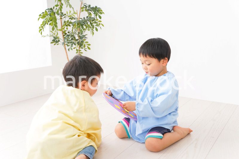 幼稚園で楽しく遊ぶ男の子