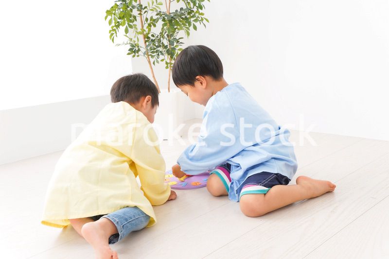 幼稚園で楽しく遊ぶ男の子