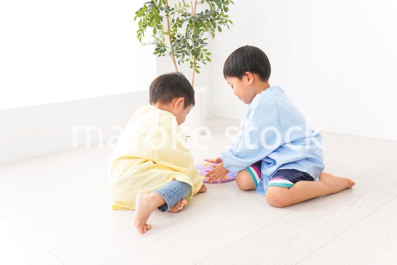 幼稚園で楽しく遊ぶ男の子