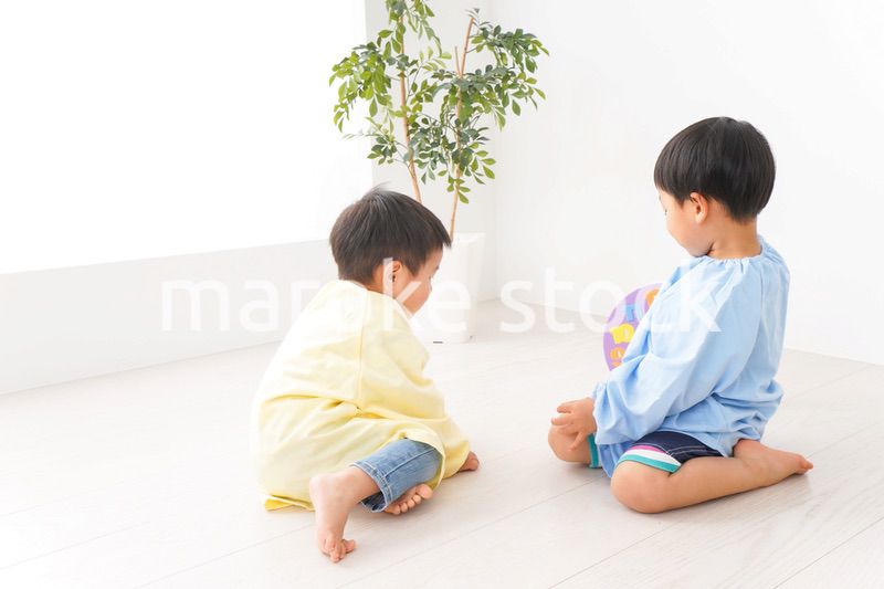 幼稚園で楽しく遊ぶ男の子