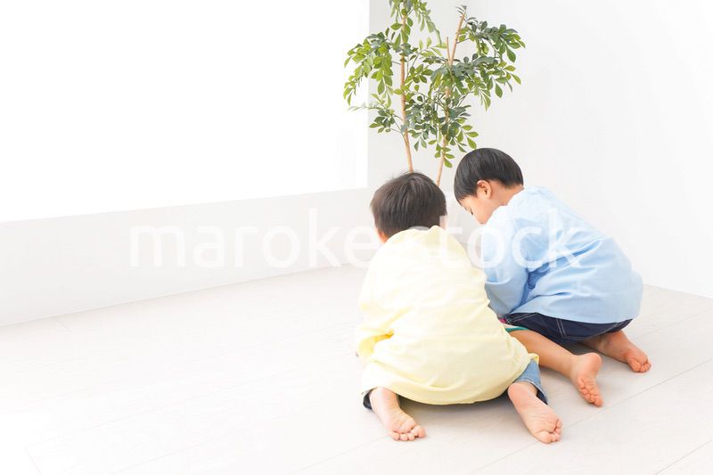 幼稚園で楽しく遊ぶ男の子