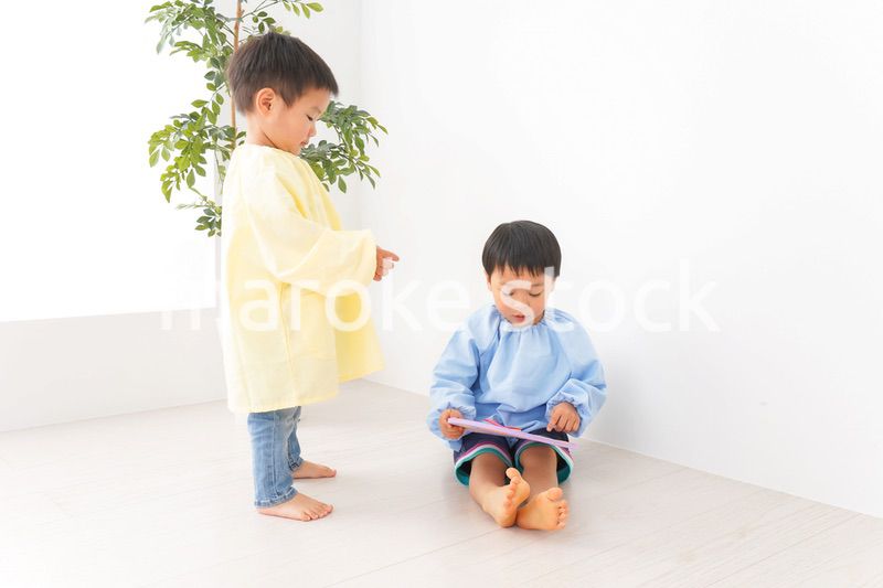 幼稚園で楽しく遊ぶ男の子