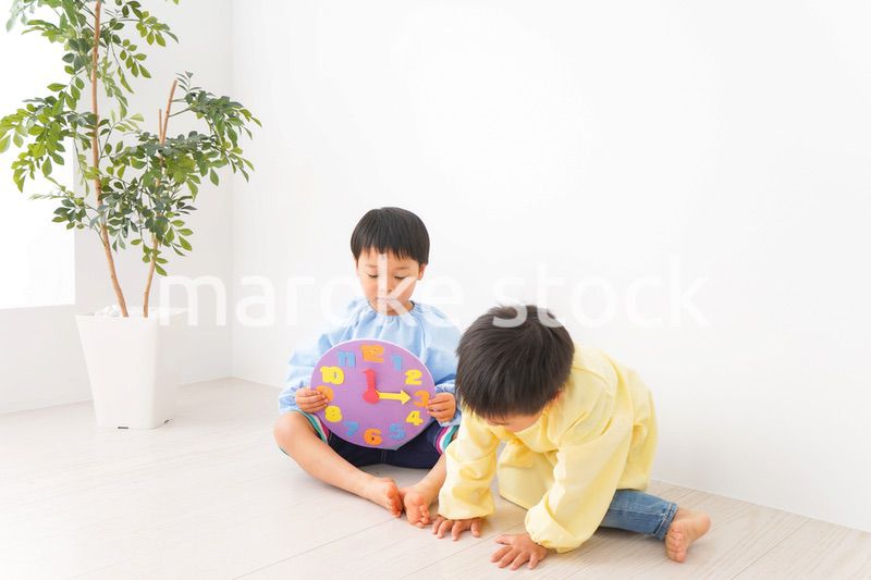 幼稚園で楽しく遊ぶ男の子