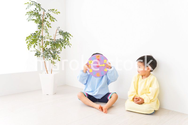 幼稚園で楽しく遊ぶ男の子