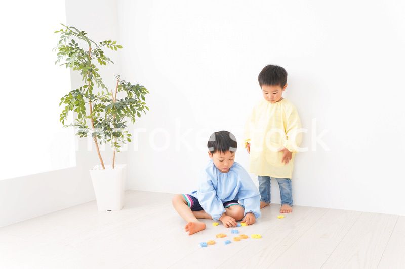 幼稚園で楽しく遊ぶ男の子