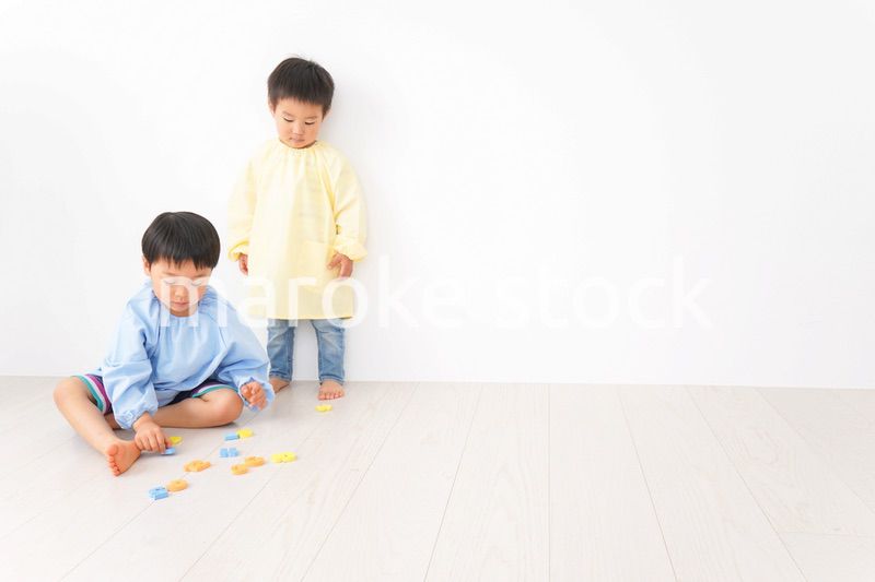 幼稚園で楽しく遊ぶ男の子