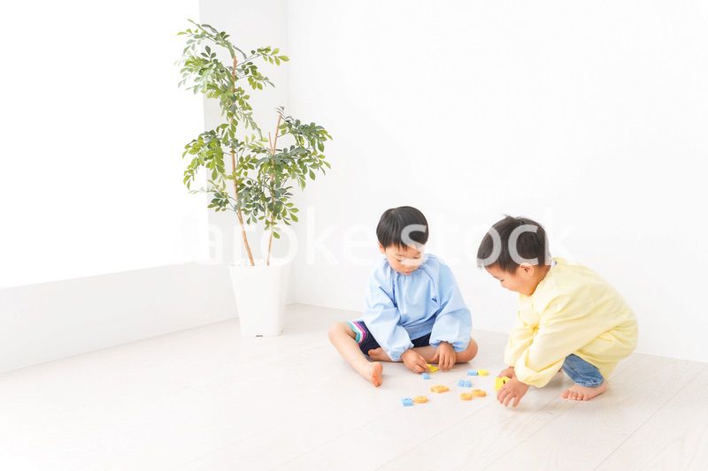 幼稚園で楽しく遊ぶ男の子