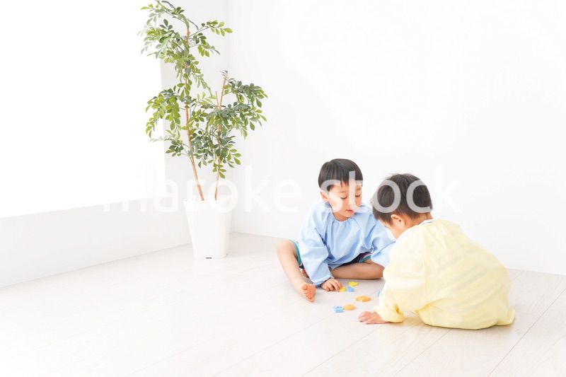 幼稚園で楽しく遊ぶ男の子