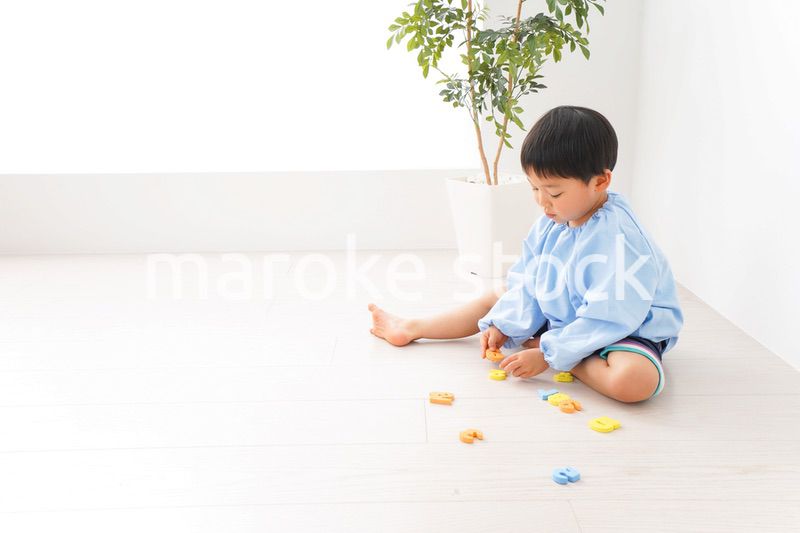 幼稚園で楽しく遊ぶ男の子