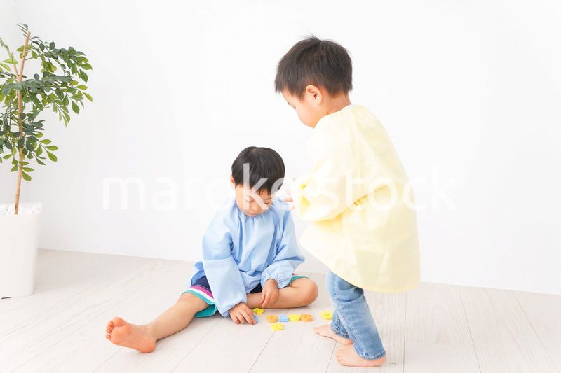 幼稚園で楽しく遊ぶ男の子