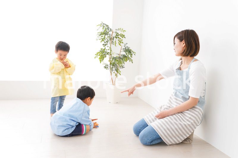 幼稚園でお遊戯をする子どもと先生