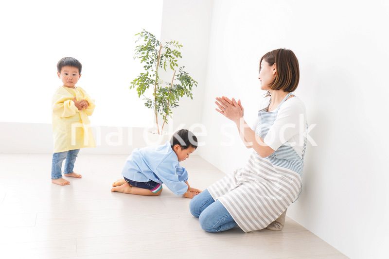 幼稚園でお遊戯をする子どもと先生