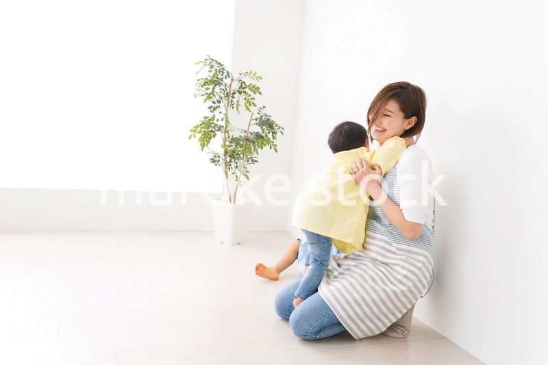 幼稚園でお遊戯をする子どもと先生